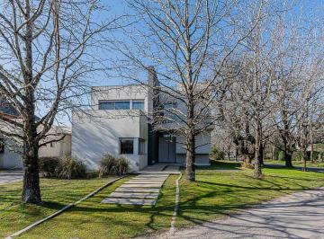 Casa · 284m² · 6 Ambientes · 3 Cocheras · Casa en Venta en Club de Campo Armenia, Pilar