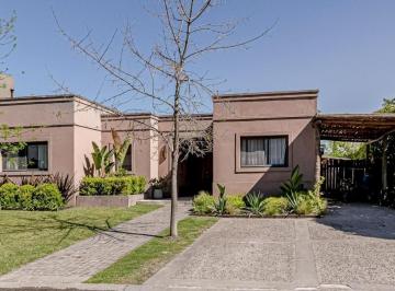 Frente · Casa en Venta en Barrio La Comarca, Lote Interno