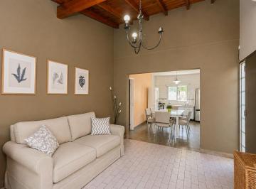Casa · 76m² · 4 Ambientes · 1 Cochera · Casa en Lote Propio de 547 m² con Jardín, Pileta y Cochera – Apta Crédito | Merlo