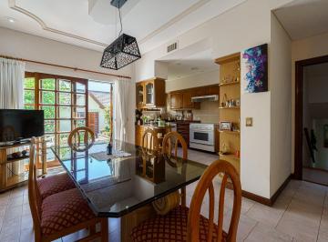 Casa · 282m² · 5 Ambientes · 2 Cocheras · Casa en Venta Villa Luro Apto Crédito Lote Propio con Quincho Jardín y Cochera Para Dos Autos