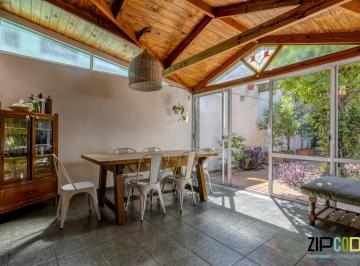 Casa · 262m² · 5 Ambientes · Venta de Casa en Lote Propio 5 Ambientes con Patio y Parrilla en Avellaneda