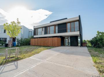 Casa · 700m² · 7 Ambientes · 2 Cocheras · Venta Casa 6 Ambientes a Estrenar en Barrio Laguna Grande, Villanueva