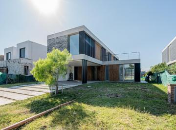 Casa · 226m² · 5 Ambientes · 2 Cocheras · Venta Casa 5 Ambientes en Laguna Grande, Villanueva