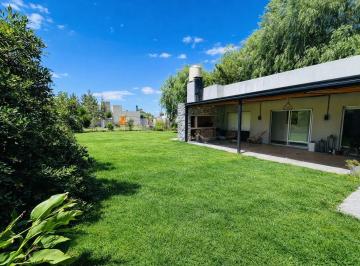 Casa · 113m² · 4 Ambientes · 6 Cocheras · Casa en Venta de 4 Ambientes