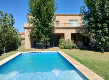 Casa · 238m² · 6 Ambientes · 3 Cocheras · Alquiler Haras Santa Maria Barrio El Molino Sur