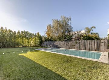 Casa · 206m² · 4 Ambientes · 4 Cocheras · Venta | Casa con 3 Dorm. en Lote Interno | Barbarita, Troncos del Talar