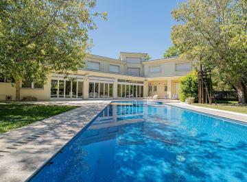 Casa · 480m² · 8 Ambientes · 6 Cocheras · Venta Casa en Ayres de Pilar 8amb Sobre Doble Lote con Pileta