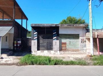 Terreno · 100m² · Venta de Terreno en Isidro Casanova con 2 Locales Al Frente