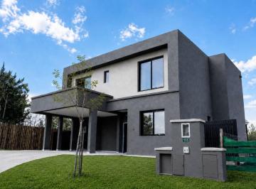 Casa · 255m² · 5 Ambientes · 4 Cocheras · Casa en Venta 5 Ambientes a Estrenar en Santa Ana, Suite en Planta Baja