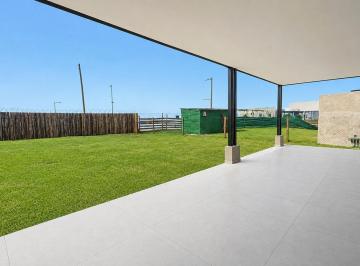Casa · 255m² · 5 Ambientes · 4 Cocheras · Casa en Venta 5 Ambientes a Estrenar en Santa Ana, Suite en Planta Baja