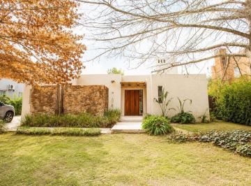 Casa · 176m² · 5 Ambientes · 2 Cocheras · Casa en Venta Valle Claro Benavidez 5 Ambientes!