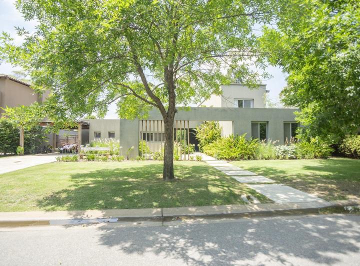 Casa · 258m² · 4 Dormitorios · 2 Cocheras