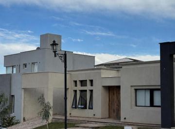 Casa · 123m² · 4 Ambientes · 2 Cocheras · Casa en Venta en Barrio La Bastilla