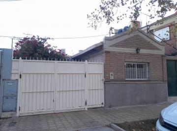 Casa · 62m² · 4 Ambientes · 1 Cochera · Casa de 3 Habitaciones. Rivadavia