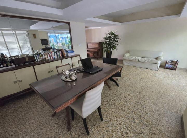 Casa · 280m² · 6 Ambientes · 8 Cocheras