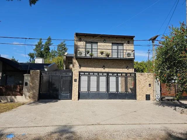 Casa · 200m² · 6 Ambientes · 4 Cocheras