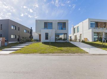 Casa · 255m² · 5 Ambientes · Casa en Venta en Carpinchos, Nordelta, Tigre
