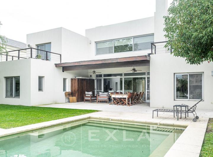 Casa · 397m² · 8 Ambientes · 1 Cochera