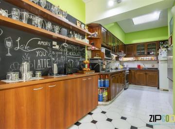 Casa · 161m² · 4 Ambientes · 3 Cocheras · Venta Chalet en Villa Tesei con Patio y Playroom