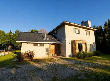 Casa · 239m² · 5 Ambientes · 2 Cocheras · Casa en Venta/alquiler 5 Ambientes La Tradición