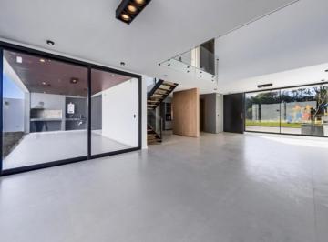 Casa · 250m² · 4 Ambientes · 2 Cocheras · Campo Chico - Duplex de Diseño a Estrenarte Gusta Vivir en un Barrio Exclusivo