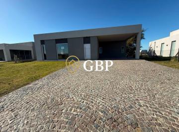 Casa · 143m² · 5 Ambientes · 2 Cocheras · Casa en Alquiler Barrio San Simon con Pileta