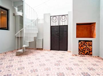 Casa · 82m² · 4 Ambientes · Casa de Pasillo Reciclada de 2 Dorm. con Terraza en Barrio Pichincha