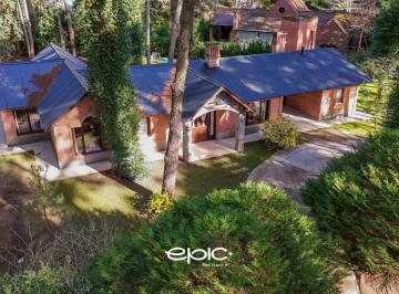 Casa · 140m² · 5 Ambientes · 2 Cocheras · Casa en Venta 5 Amb en Carilo con Pileta Climatizada
