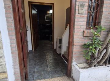Casa · 205m² · 8 Ambientes · Casa con Dos Deptos Independientes en Venta Sobre Lote Propio en Flores con Patio y Terraza