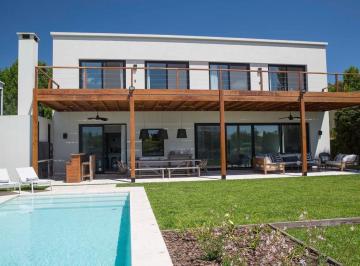 Casa · 360m² · 5 Ambientes · 4 Cocheras · Laguna del Sol. Casa Sobre La Laguna en Alquiler Temporario. Barrio Cerrado. Jardin y Pileta