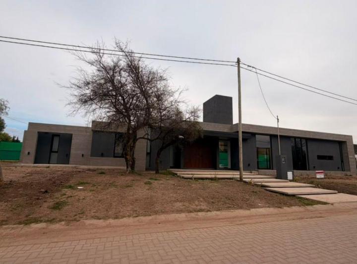 Casa · 350m² · 5 Ambientes · 3 Cocheras
