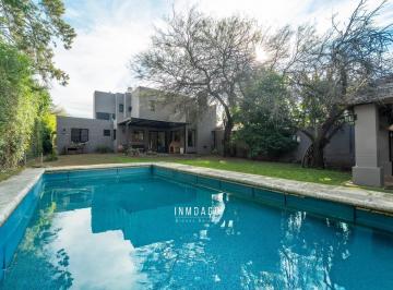 Casa · 200m² · 8 Ambientes · 2 Cocheras · Casa Apta Crédito con Pileta y Quincho | 4 Dorm. | El Refugio
