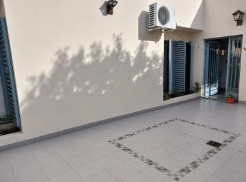 Casa · 230m² · 4 Ambientes · 2 Cocheras · Venta de Casa 4 Ambientes con Galpon La Tablada
