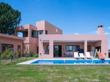 Casa · 300m² · 6 Ambientes · 4 Cocheras · Casa en Venta, 6 Ambientes, en Barrio El Campo Fincas Exclusivas, Campana