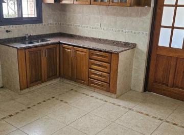 Casa de 4 ambientes, Córdoba · Casa con 3 Dorm. Sótano y Cochera Para 5 Vehículos en Altos Gral. Paz