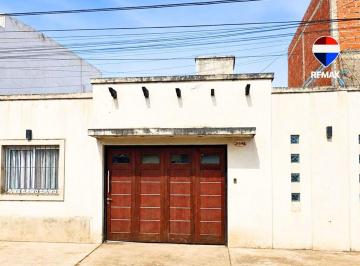 Casa · 100m² · 3 Ambientes · 1 Cochera · Casa en Alquiler Barrio Araoz 2 Dorm Zona Sur