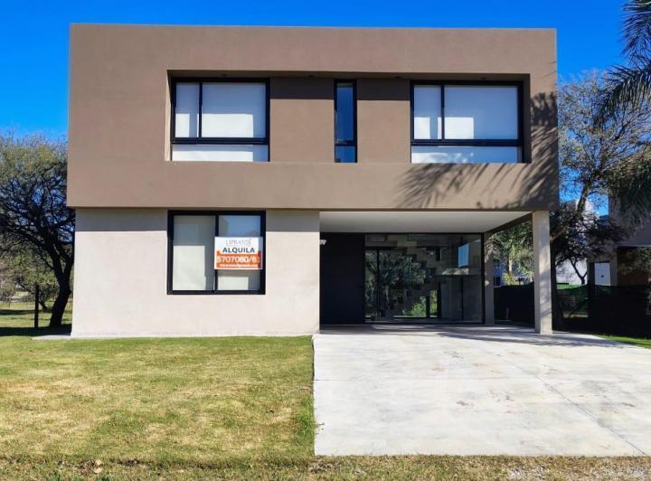 Casa · 247m² · 4 Ambientes · 2 Cocheras