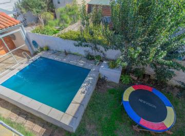 Casa · 141m² · 5 Ambientes · 1 Cochera · Casa 5 Ambientes - Cochera - Pileta y Quincho