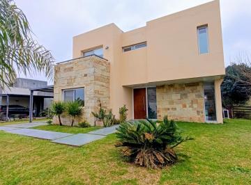 Casa · 157m² · 5 Ambientes · 1 Cochera · Venta Casa | Precio Inigualable | Haras Santa María | 5 Ambientes, Pileta, Quincho, Dependencia