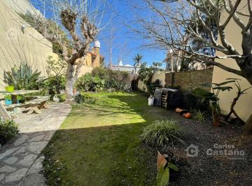 Casa · 215m² · 4 Ambientes · 1 Cochera · Comoda Casa 4 Amb con Dep de Serv, Amplio Jardin y Cochera