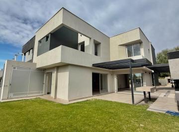 Casa · 200m² · 4 Dormitorios · 1 Cochera · Openhouse Vende Hermosa Casa Ubicada en Barrio Dalvian.