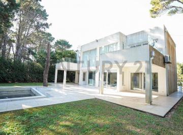 Casa · 212m² · 4 Ambientes · 2 Cocheras · Casa en Venta Barrio Alamos II 4 Ambientes