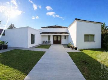 Casa · 200m² · 6 Ambientes · 4 Cocheras · Casa en Santa Teresa