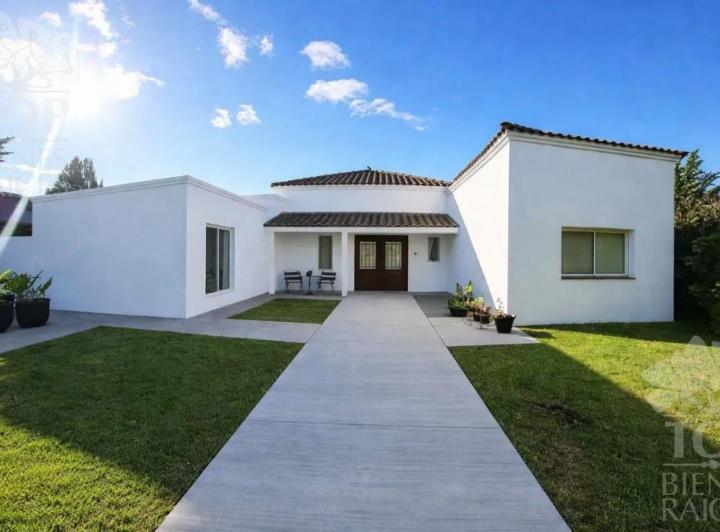 Casa · 200m² · 6 Ambientes · 4 Cocheras