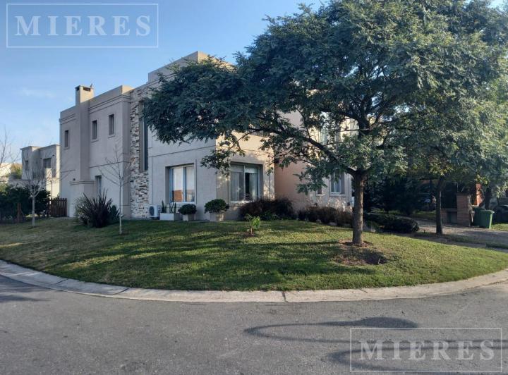 Casa · 253m² · 7 Ambientes · 2 Cocheras