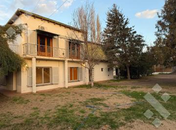 Casa · 326m² · 6 Ambientes · 2 Cocheras · En Alquiler | Casa Quinta | 5 Dorm. | 2.400 m² de Parque | Excelente Acceso a Neuquén y Corre