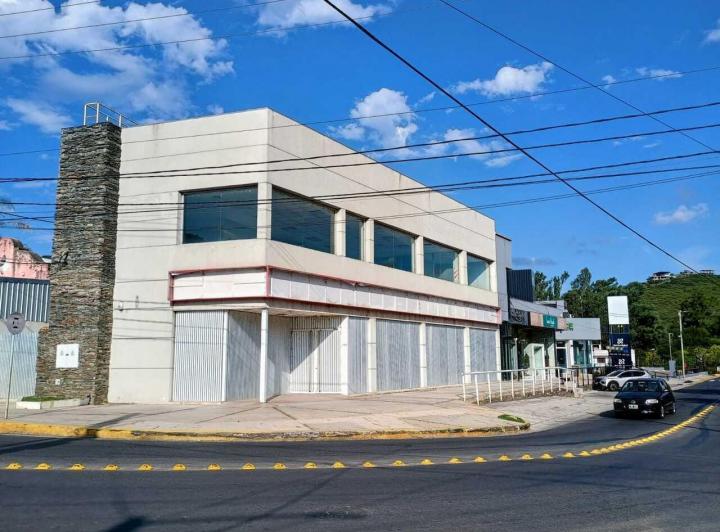 Local comercial · 450m² · 6 Ambientes · 15 Cocheras