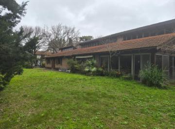 Casa · 300m² · 5 Ambientes · 4 Cocheras · Venta Casa 6 Ambientes con Jardin y Pileta