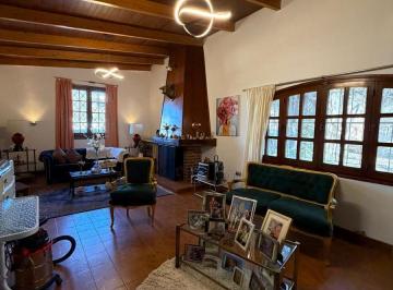 Casa · 956m² · 6 Ambientes · 1 Cochera · Casa en Unquillo