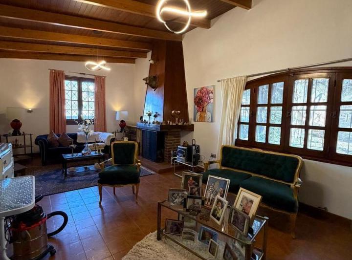Casa · 956m² · 6 Ambientes · 1 Cochera
